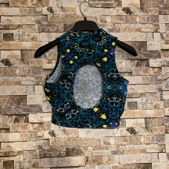 Kirra Geometric Print Crop Top - Picture 4 of 6